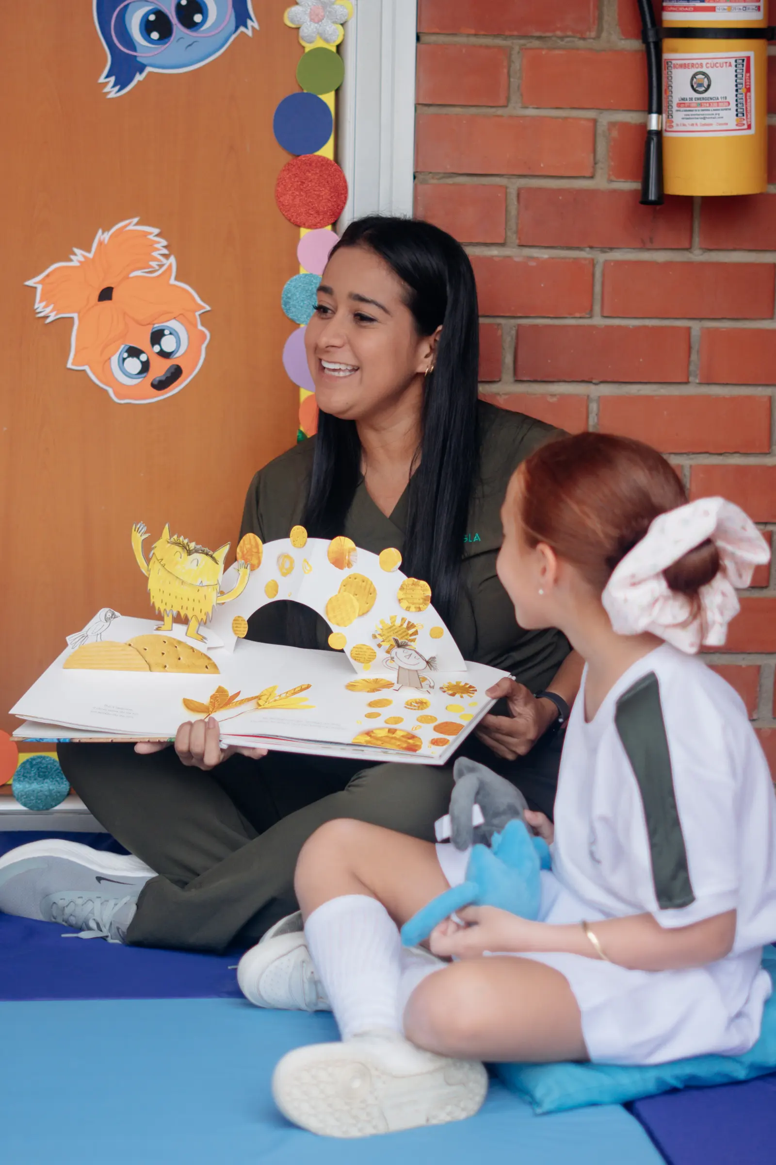 Docente del GLA acompañando a estudiantes de primaria